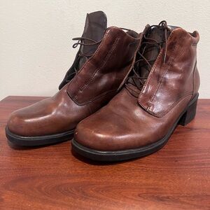A pair of vintage earth boots. Women’s size 10 brown